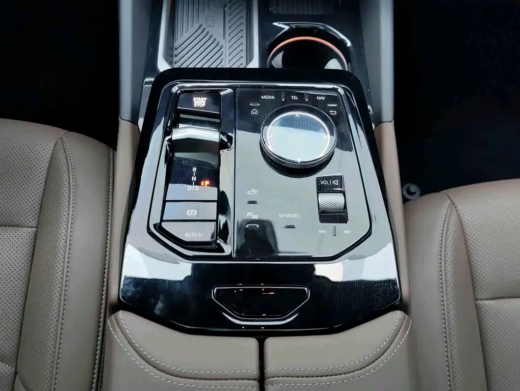 BMW 5 Series 2025 — фото 10