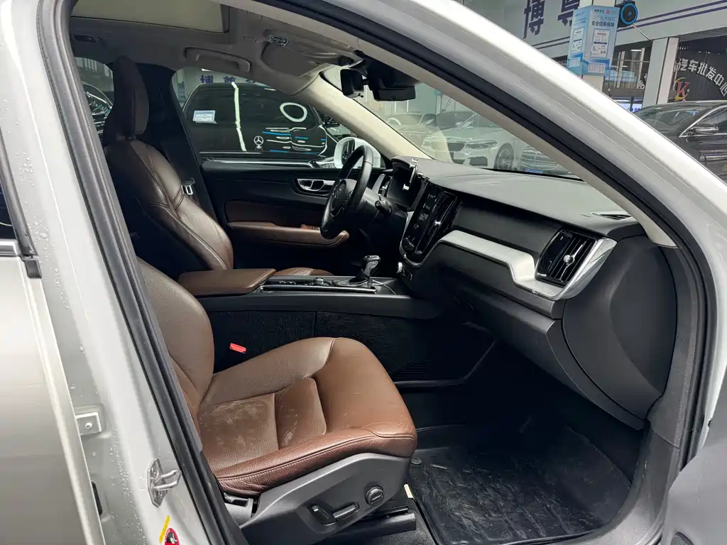 Volvo XC60 2019 — фото 10