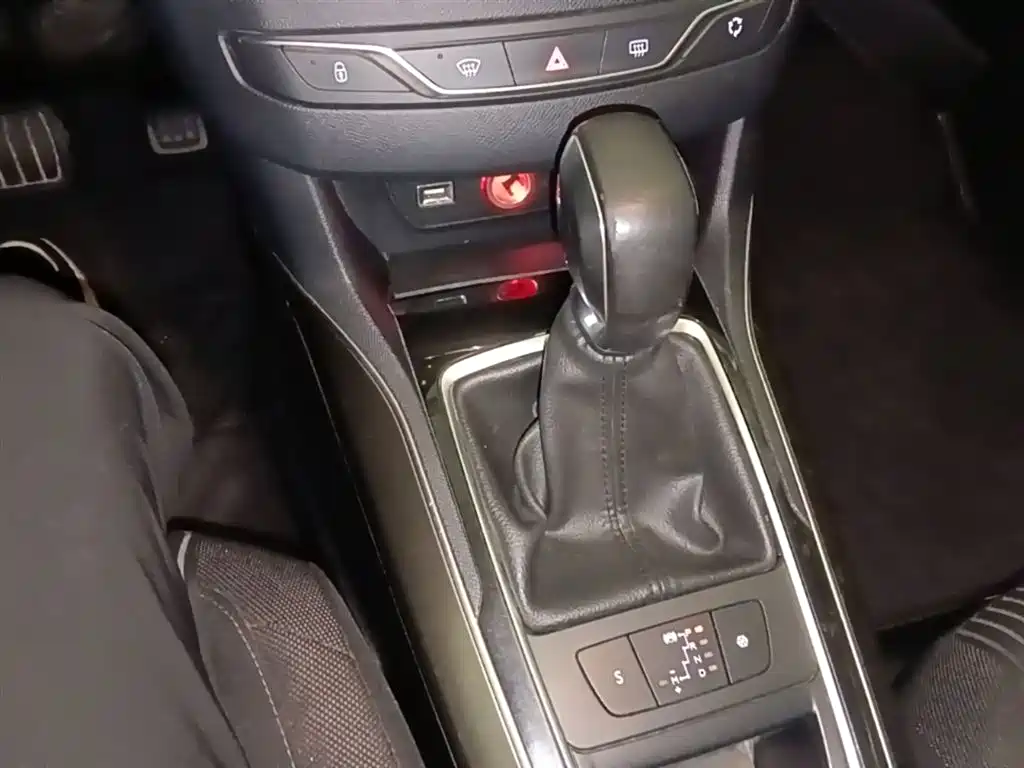 Peugeot 408 2017 — фото 14