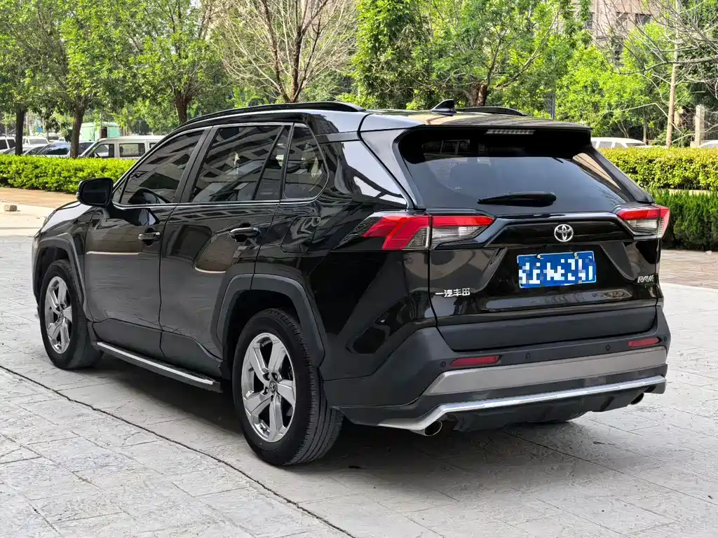 Toyota RAV4 2022 — фото 9