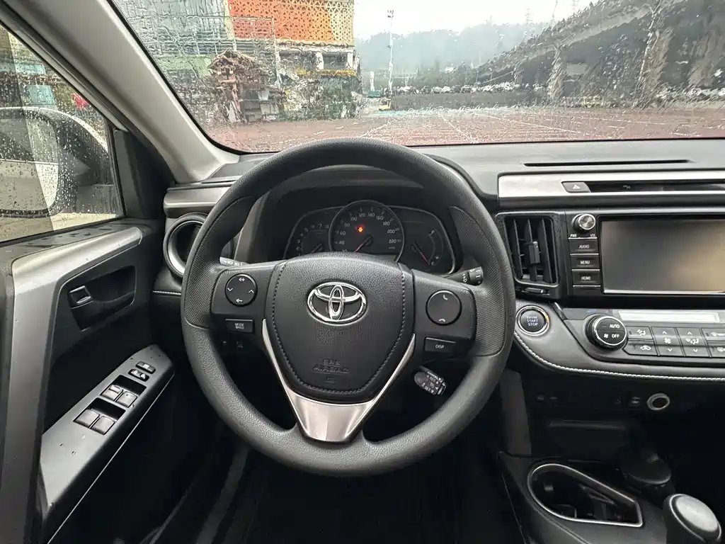 Toyota RAV4 2019 — фото 9