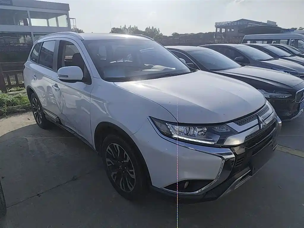 Mitsubishi Outlander 2020 — фото 3