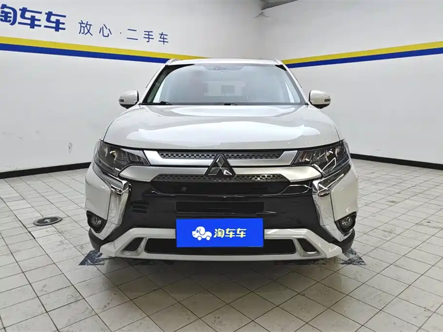 Mitsubishi Outlander 2022 — фото 2