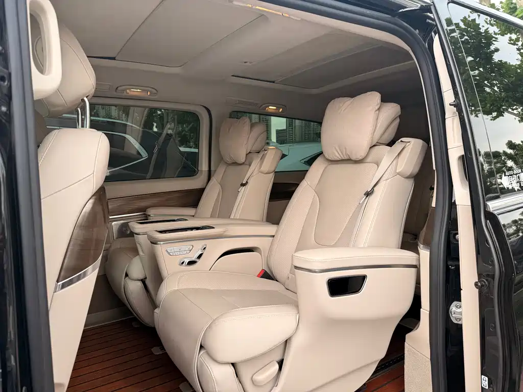 Mercedes-Benz V-Class 2024 — фото 10