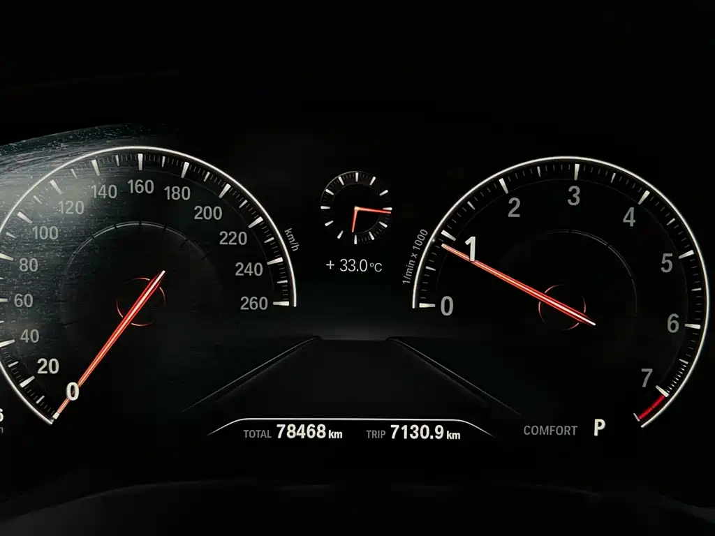 BMW 5 Series 2019 — фото 16