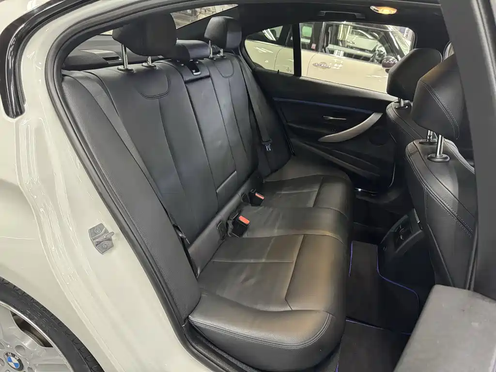 BMW 3 Series 2018 — фото 17