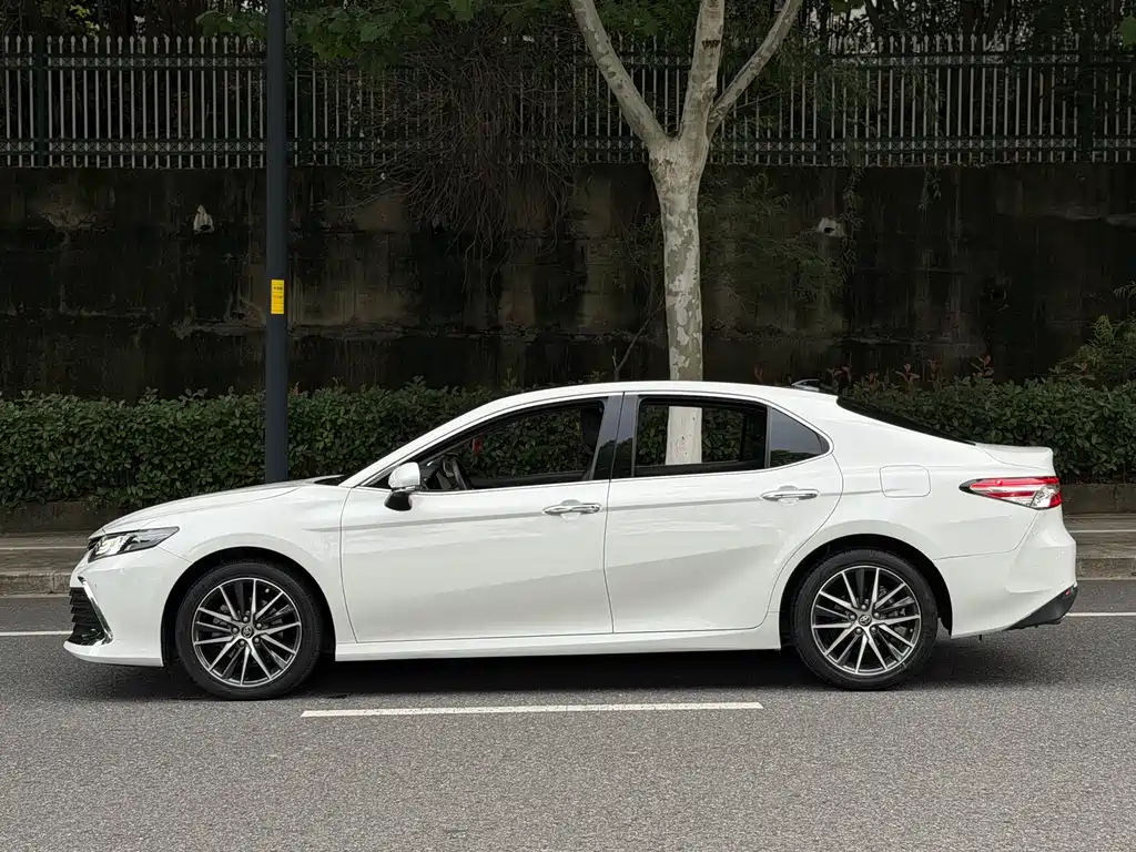 Toyota Camry 2023 — фото 4