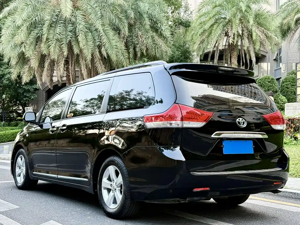 Toyota Sienna 2015 — фото 15