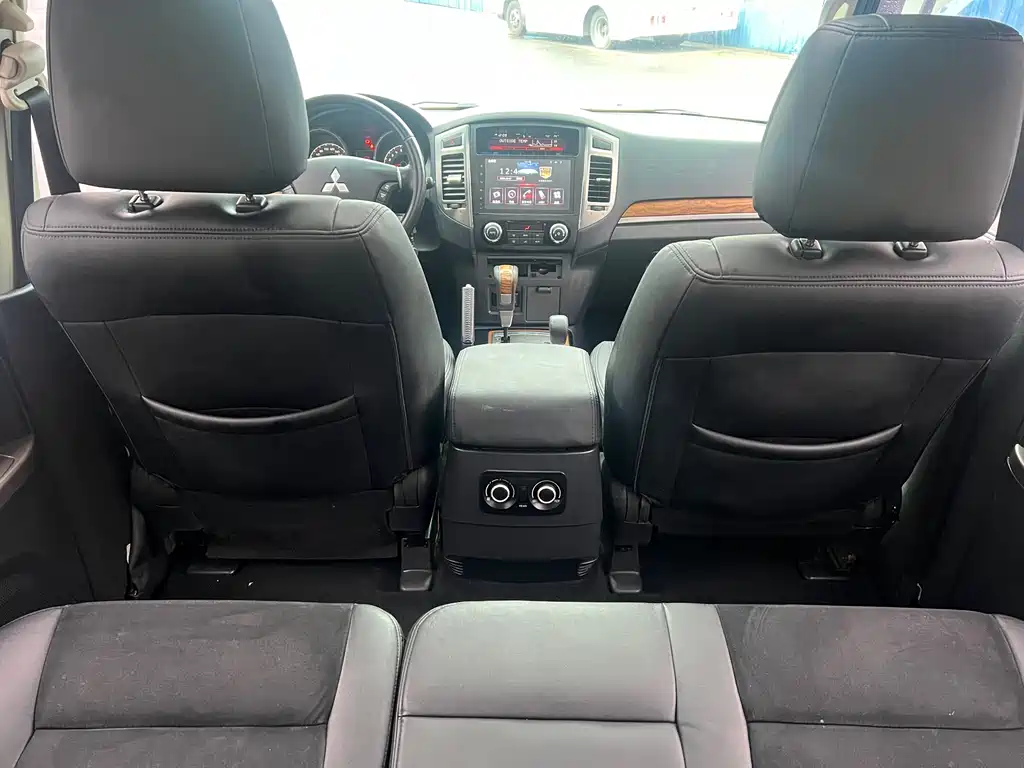 Mitsubishi Pajero 2018 — фото 16