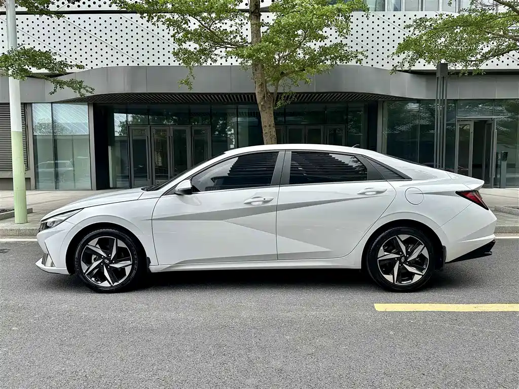 Hyundai Elantra 2021 — фото 19