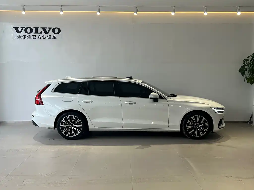 Volvo V60 2023 — фото 4