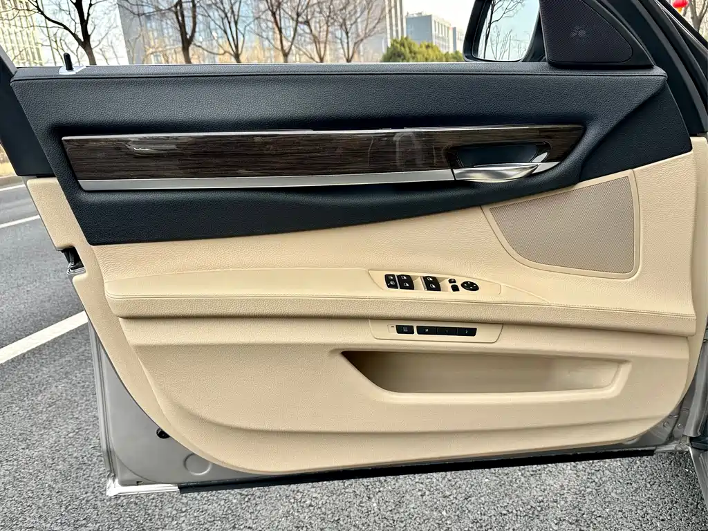 BMW 7 Series 2011 — фото 12