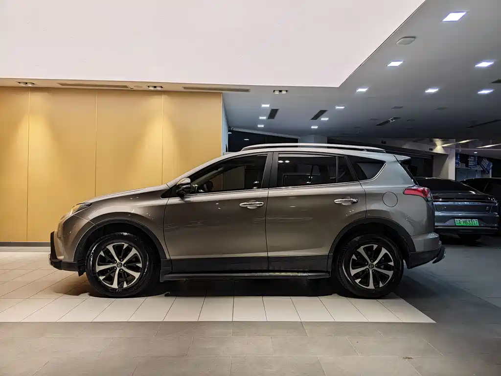 Toyota RAV4 2019 — фото 6