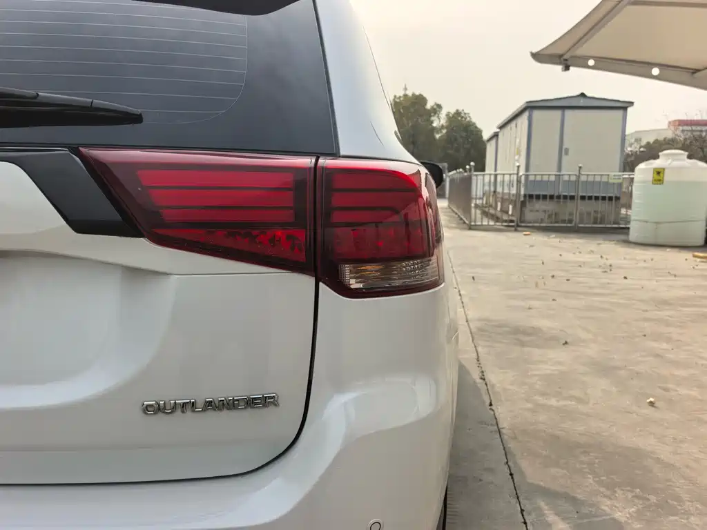Mitsubishi Outlander 2022 — фото 19