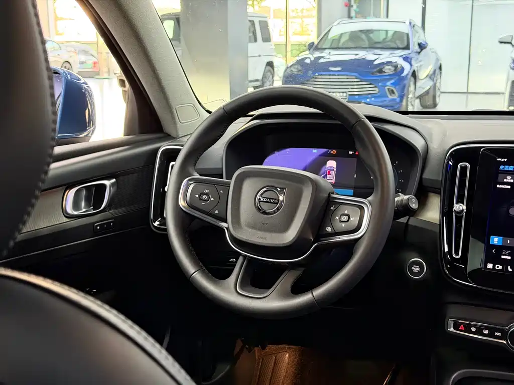 Volvo XC40 2023 — фото 17