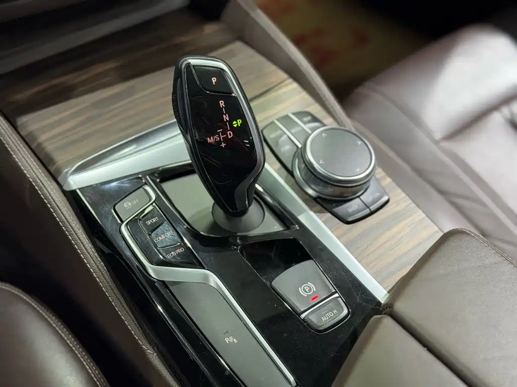 BMW 5 Series 2018 — фото 12