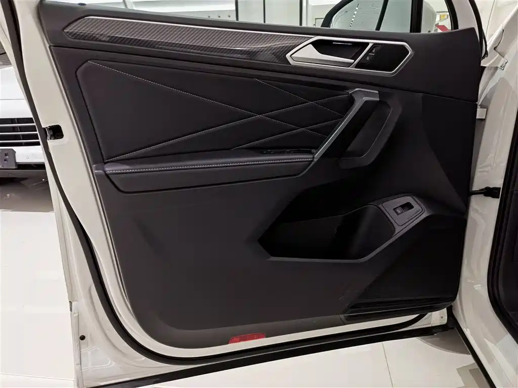 Volkswagen Tiguan L 2022 — фото 8