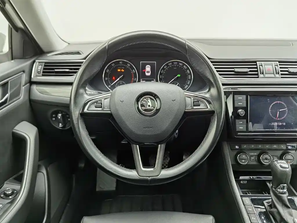 Skoda Superb 2017 — фото 11