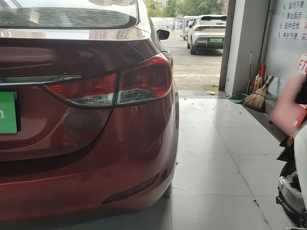 Hyundai Elantra 2015 — фото 8