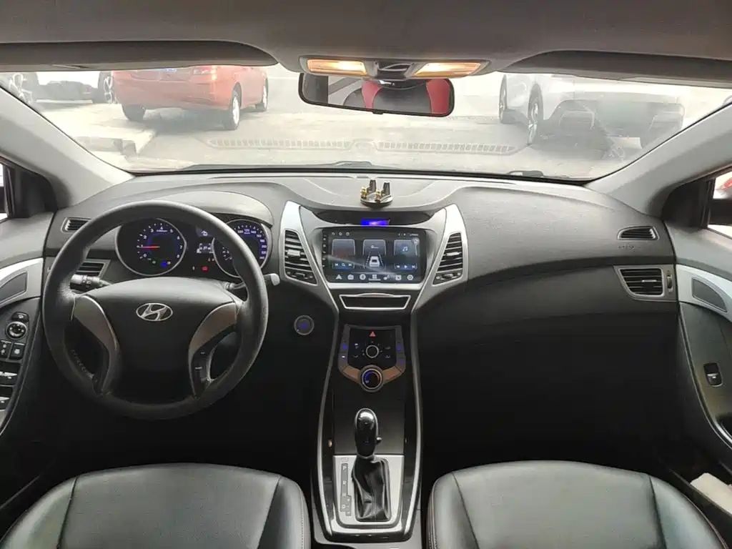 Hyundai Elantra 2015 — фото 10