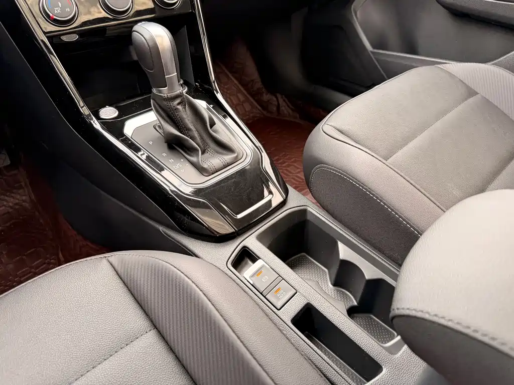 Volkswagen T-Roc 2023 — фото 10