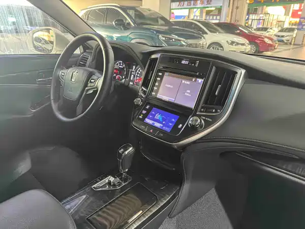 Toyota Crown 2015