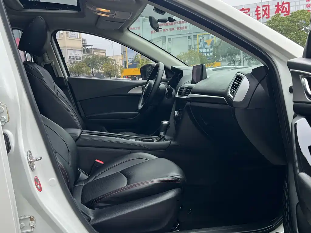 Mazda 3 Axela 2019 — фото 10