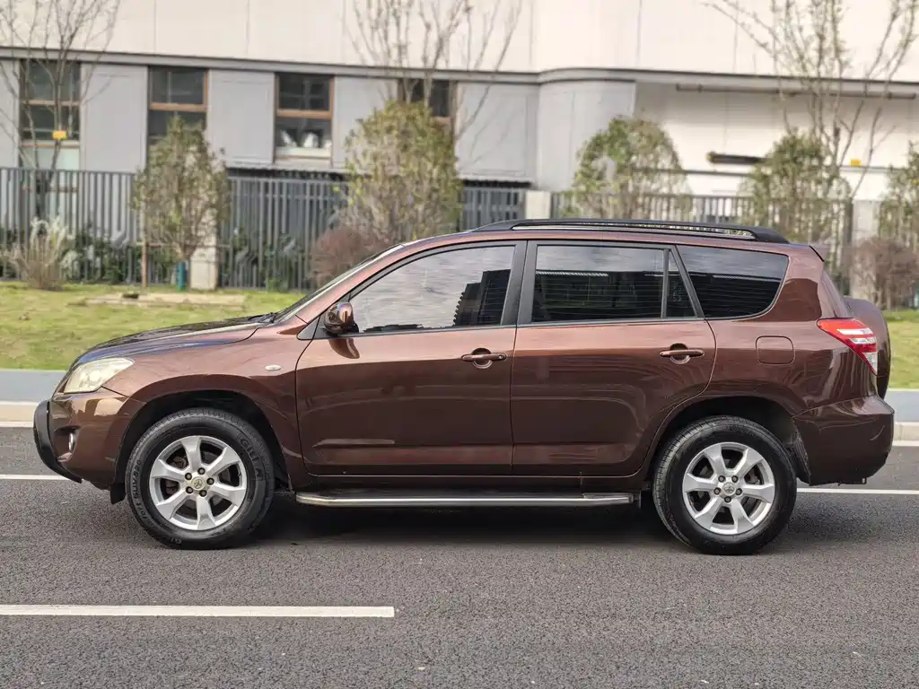 Toyota RAV4 2012 — фото 4