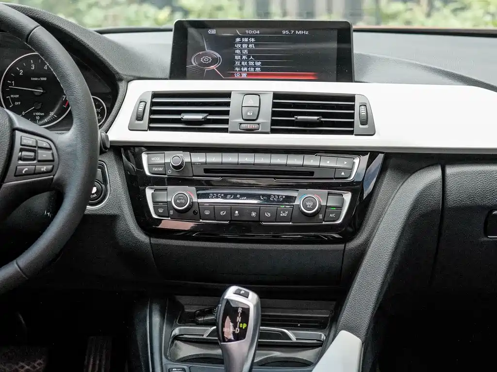 BMW 3 Series 2016 — фото 12