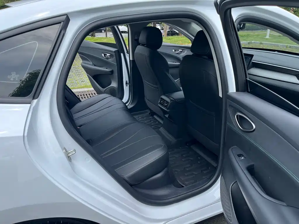 BYD Seal 05 DM-i 2025 — фото 12