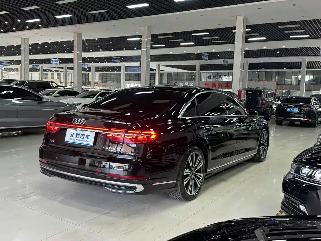 Audi A8 2023 — фото 18