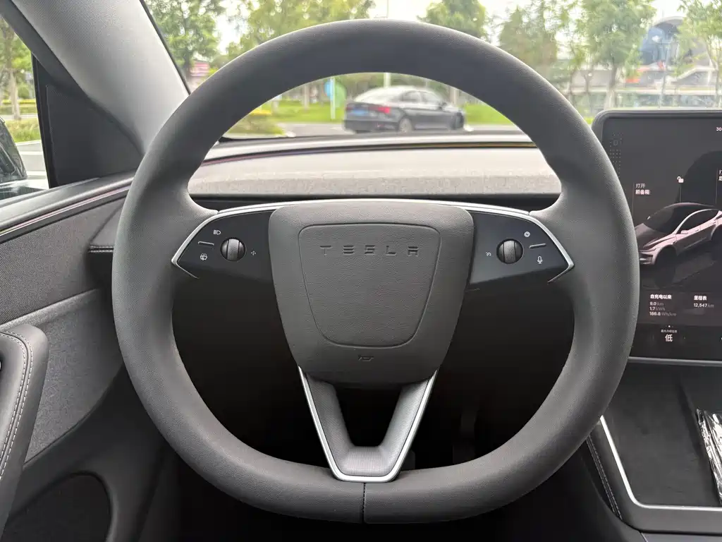 Tesla Model Y 2026 — фото 12