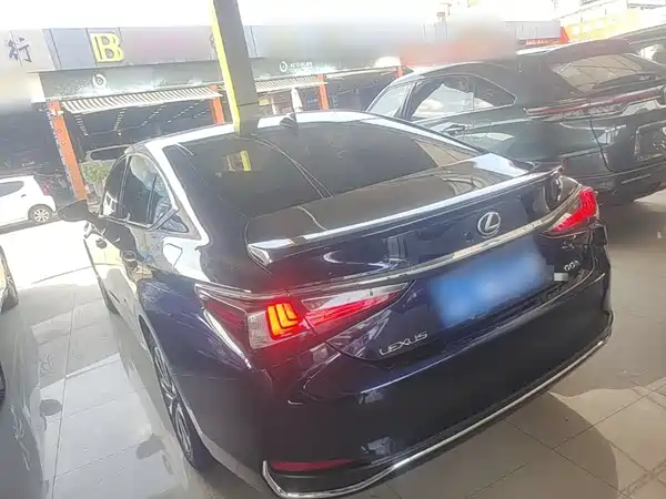 Lexus ES 2022