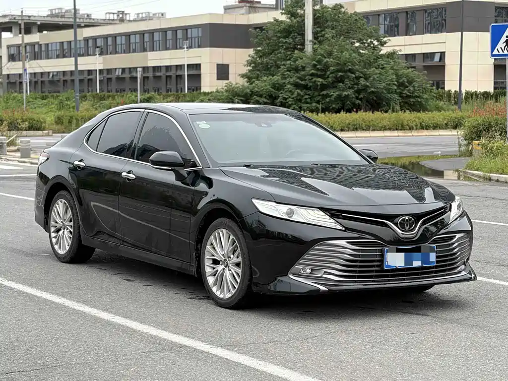 Toyota Camry 2018 — фото 1