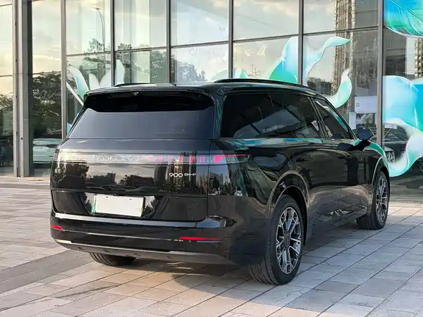 Lynk & Co 900 2025