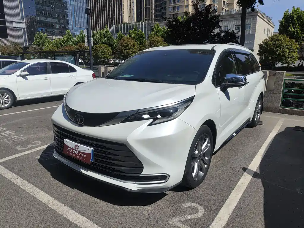 Toyota Sienna 2025 — фото 1