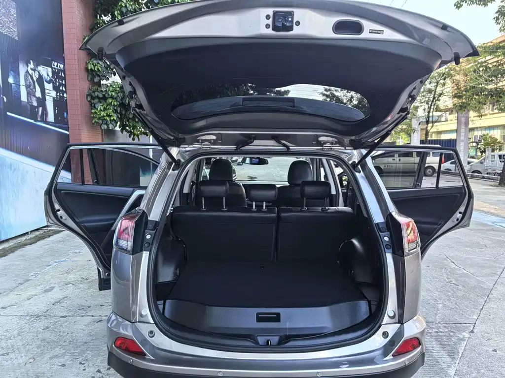 Toyota RAV4 2019 — фото 14