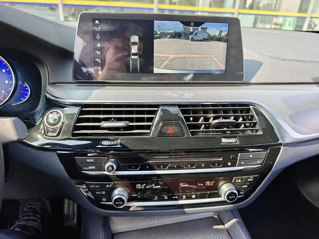 BMW 5 Series 2018 — фото 13