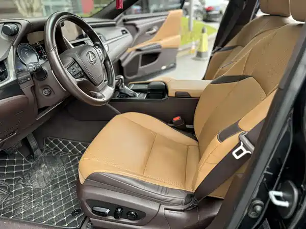 Lexus ES 2020