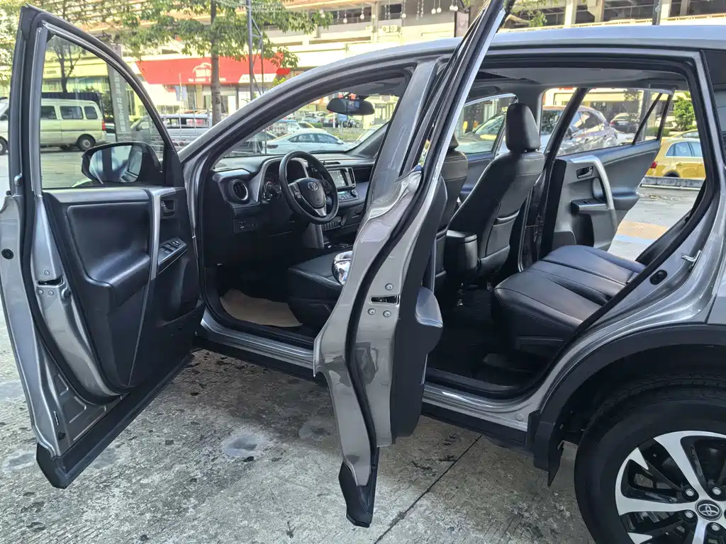 Toyota RAV4 2019 — фото 13