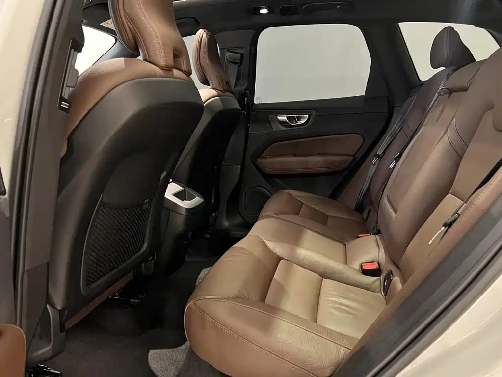 Volvo XC60 2025 — фото 9