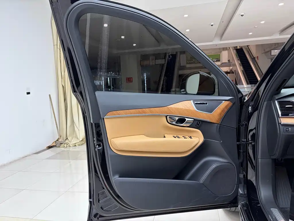 Volvo XC90 2018 — фото 10