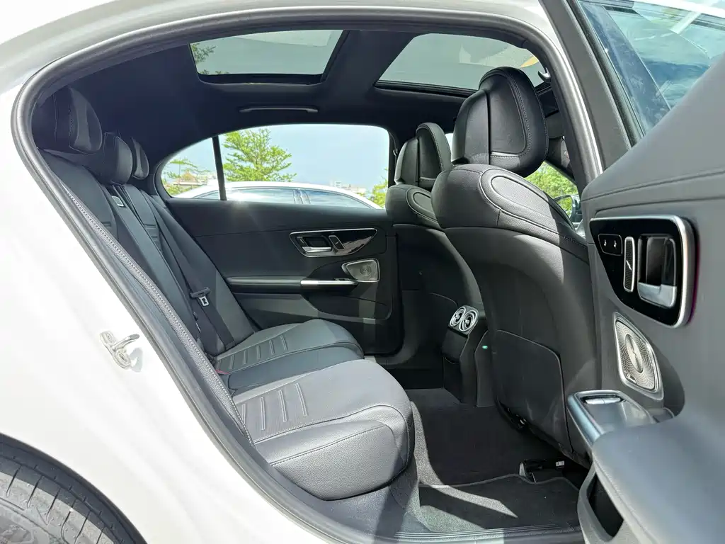 Mercedes-Benz C-Class 2024 — фото 16