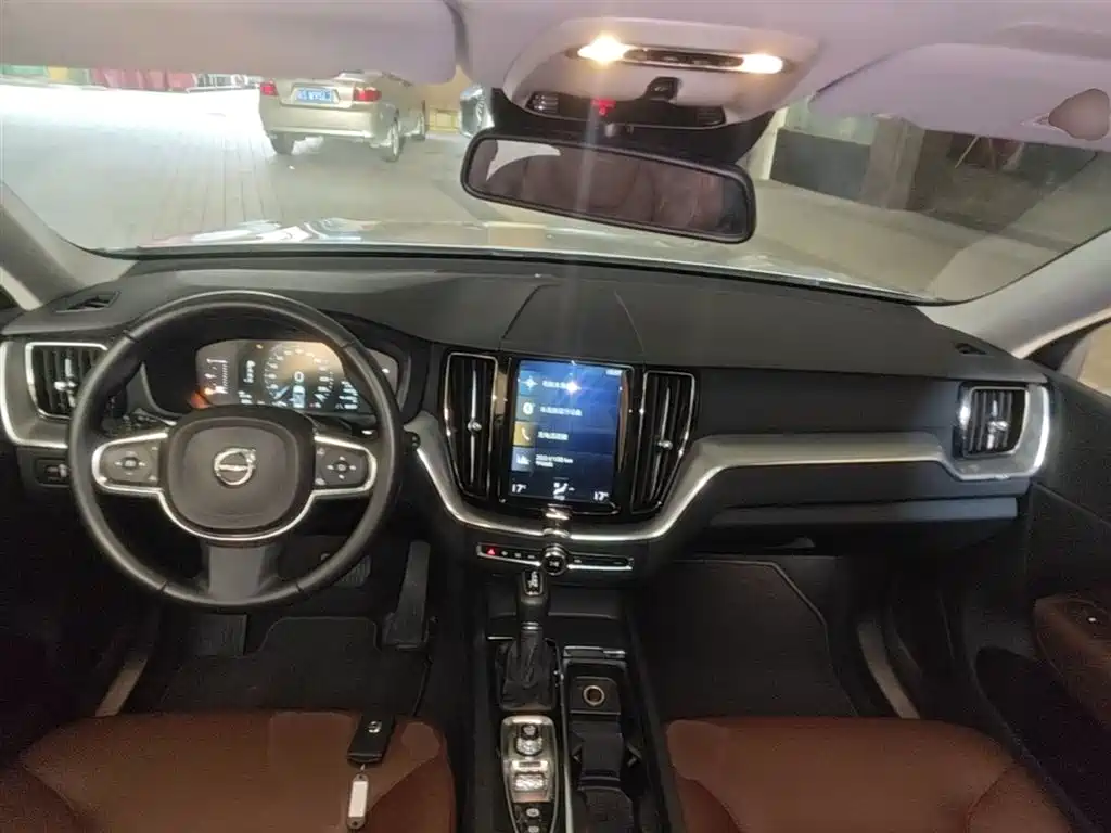 Volvo XC60 2019 — фото 10