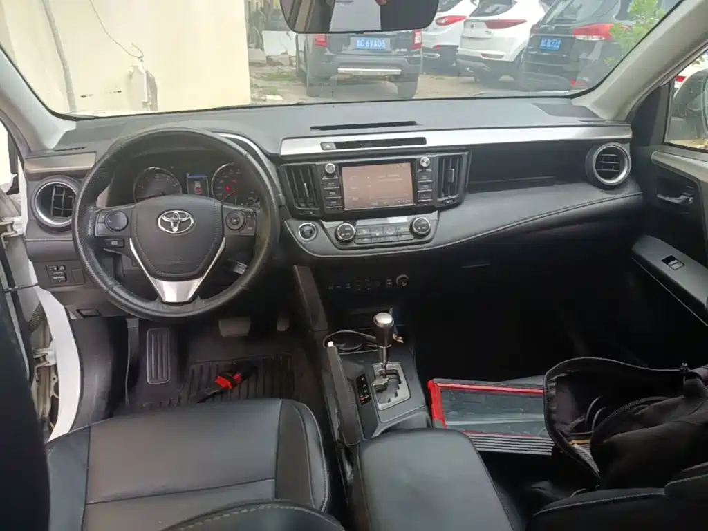 Toyota RAV4 2019 — фото 10