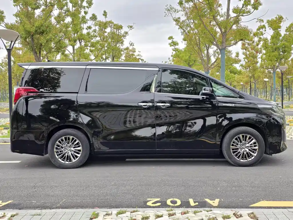 Toyota Alphard 2023 — фото 21