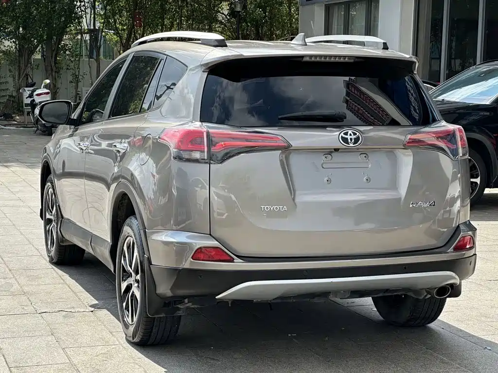 Toyota RAV4 2017 — фото 6