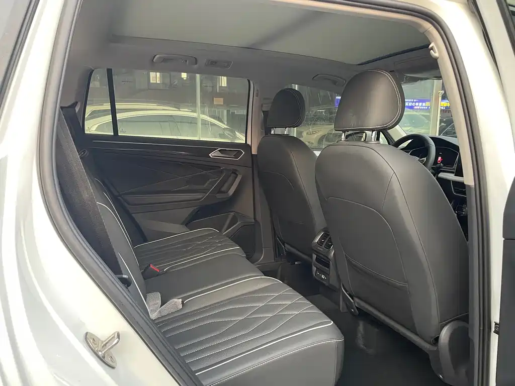 Volkswagen Tiguan L 2023 — фото 11