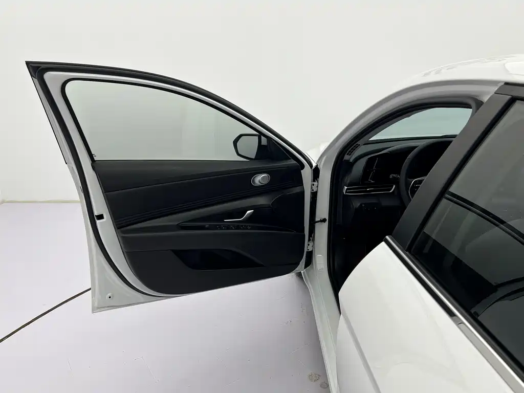 Hyundai Elantra 2022 — фото 23