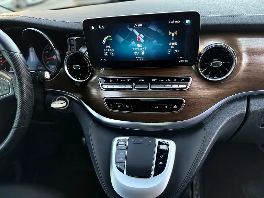 Mercedes-Benz V-Class 2022 — фото 17